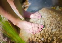 Con i piedi nel acqua